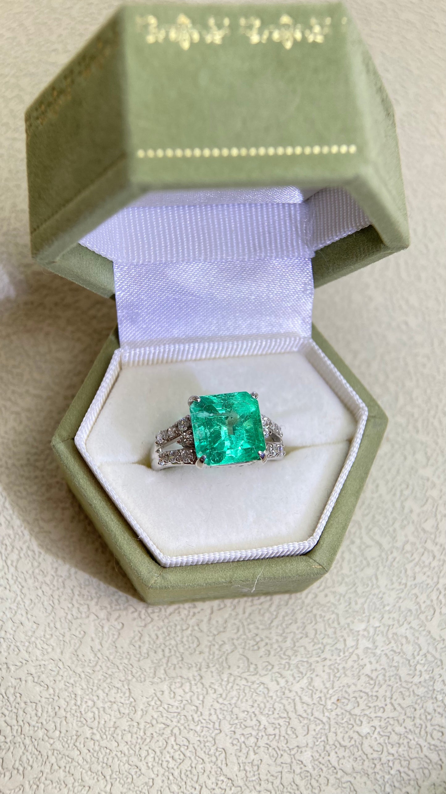 Pt900プラチナ＆エメラルド＆ダイヤモンドリング｜エメラルド4.08カラット｜ダイヤモンド0.33カラット｜日本製ヴィンテージエステートジュエリー-BGQM