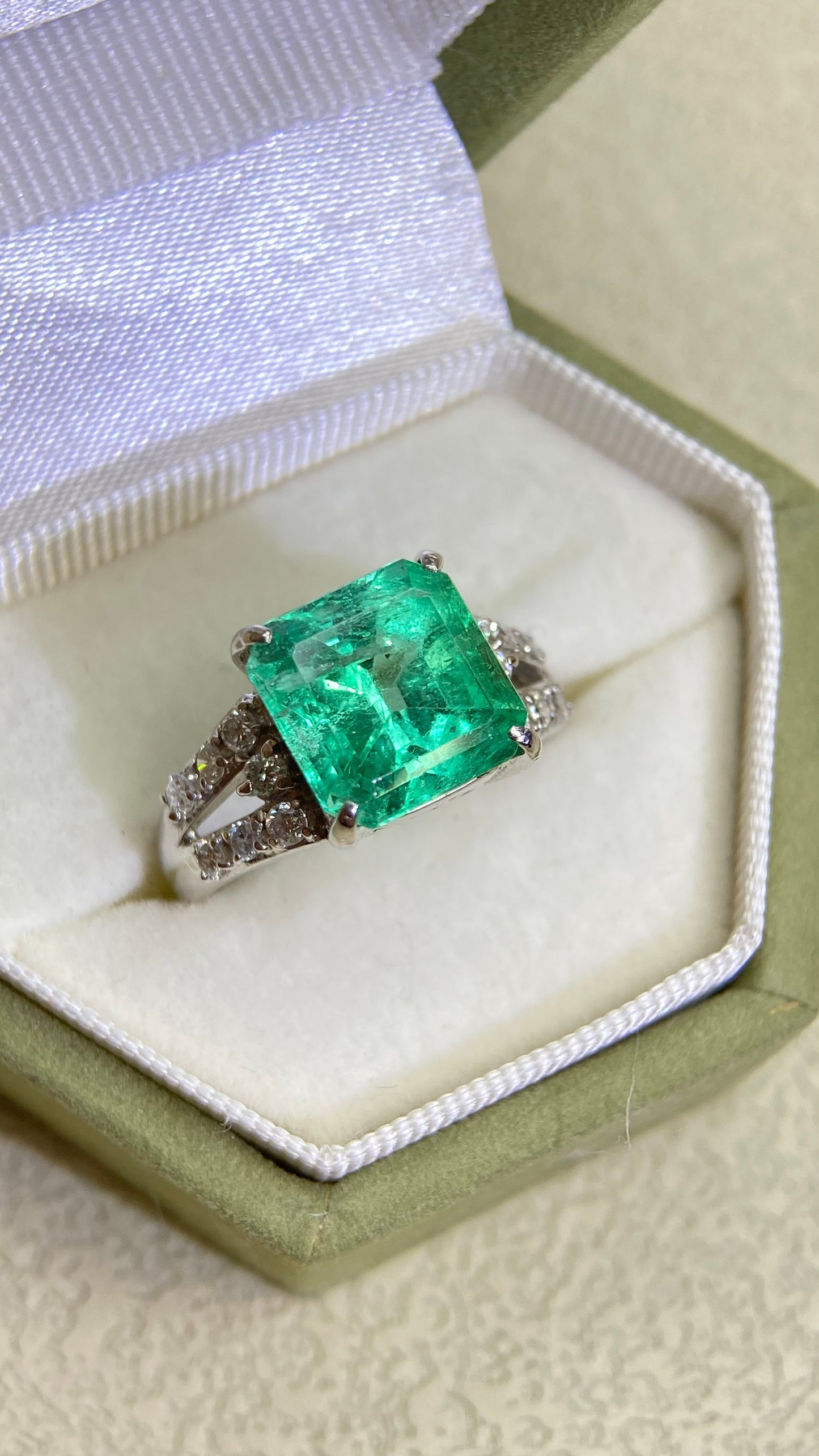 Pt900プラチナ＆エメラルド＆ダイヤモンドリング｜エメラルド4.08カラット｜ダイヤモンド0.33カラット｜日本製ヴィンテージエステートジュエリー-BGQM