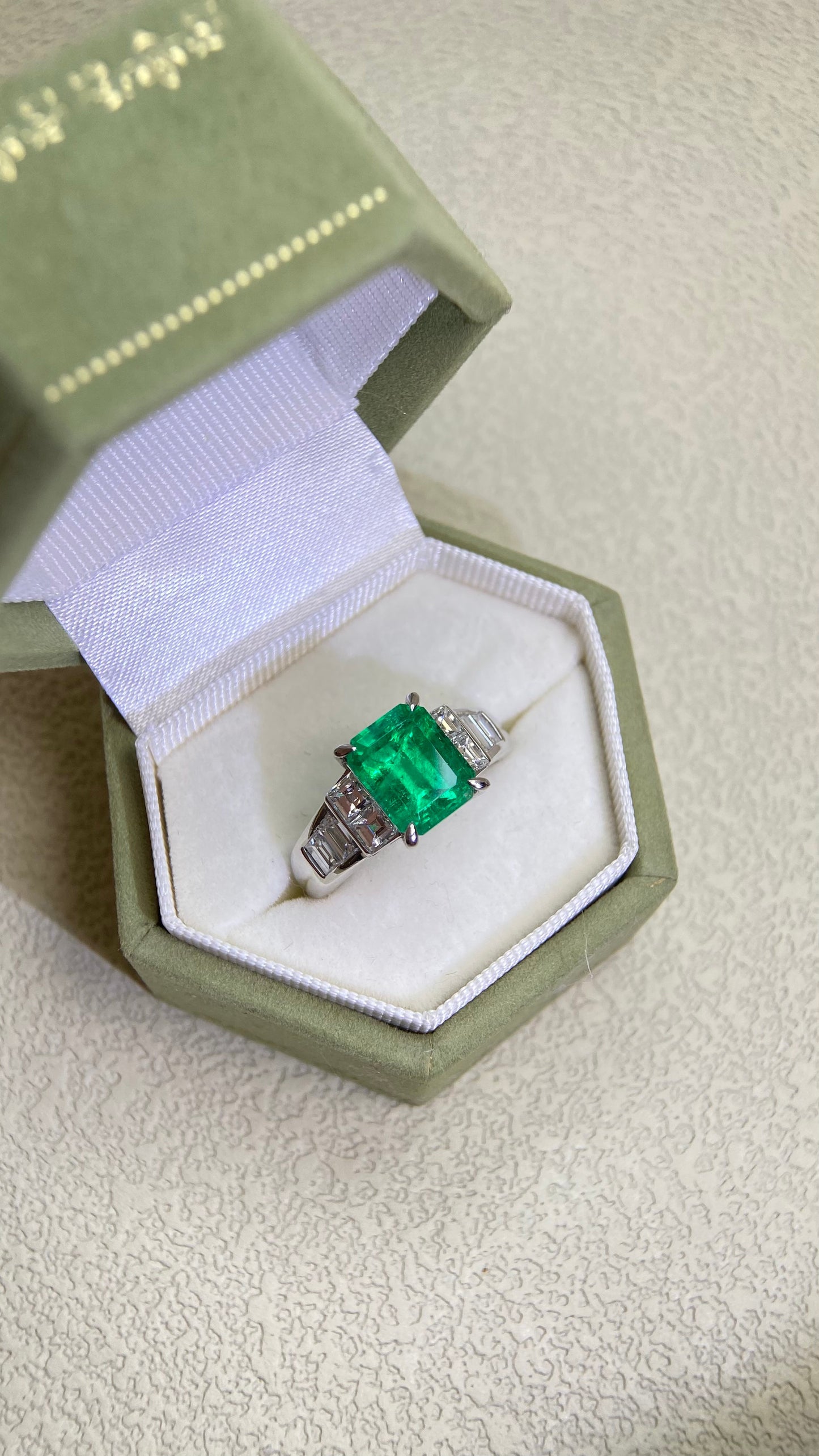 Pt900プラチナ＆エメラルド＆ダイヤモンドリング｜エメラルド2.40カラット｜ダイヤモンド1.10カラット｜ムゾグリーン（コロンビア産）｜日本製ヴィンテージエステートジュエリー-BQDJ