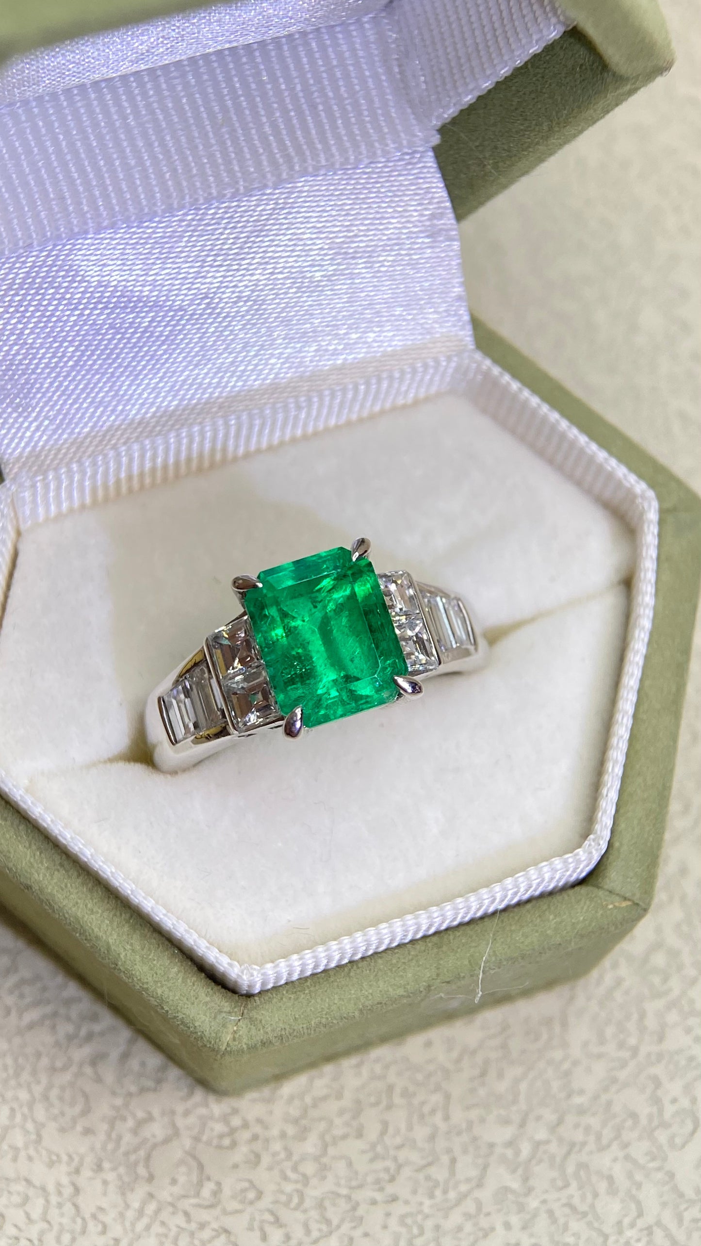 Pt900プラチナ＆エメラルド＆ダイヤモンドリング｜エメラルド2.40カラット｜ダイヤモンド1.10カラット｜ムゾグリーン（コロンビア産）｜日本製ヴィンテージエステートジュエリー-BQDJ