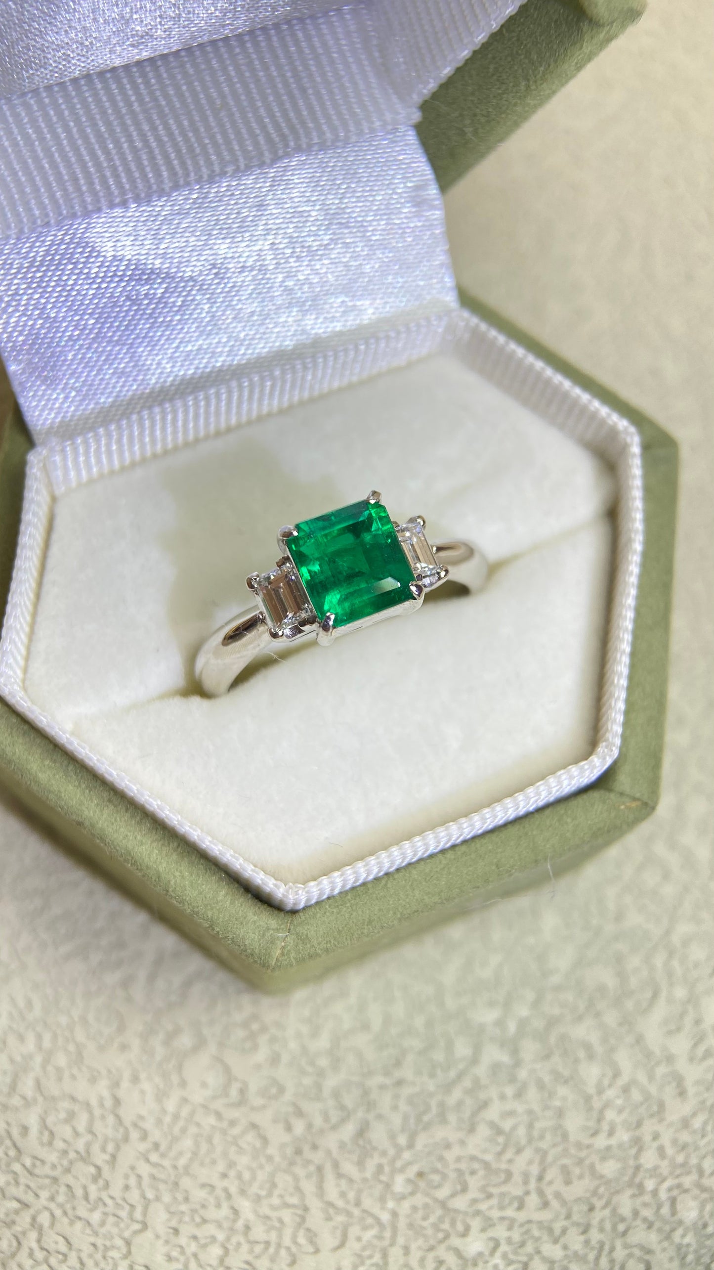 Pt900プラチナ＆エメラルド＆ダイヤモンドリング｜エメラルド1.09カラット｜ダイヤモンド0.27カラット｜コロンビア産ビビッドグリーン｜日本製ヴィンテージエステートジュエリー｜BPZG