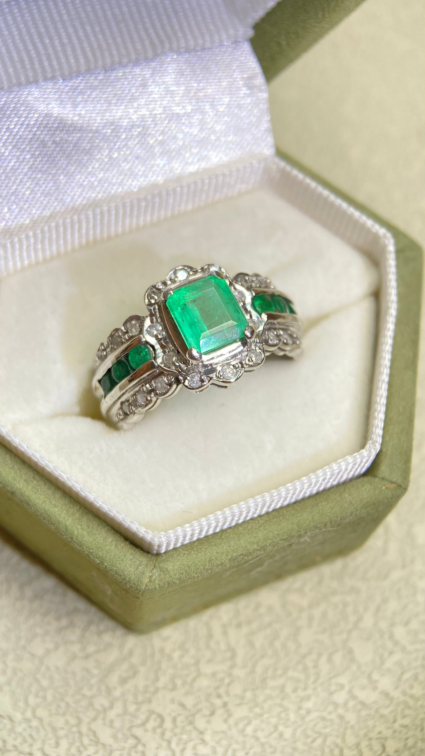 Pt900プラチナ＆エメラルド＆ダイヤモンドリング｜エメラルド1.80t｜ダイヤモンド0.18ct｜日本製ヴィンテージエステートジュエリー-BPOA