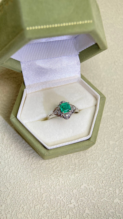 Pt900プラチナ＆エメラルド＆ダイヤモンドリング｜エメラルド0.48ct、ダイヤモンド0.10ct｜日本製ヴィンテージエステートジュエリー-BOGT