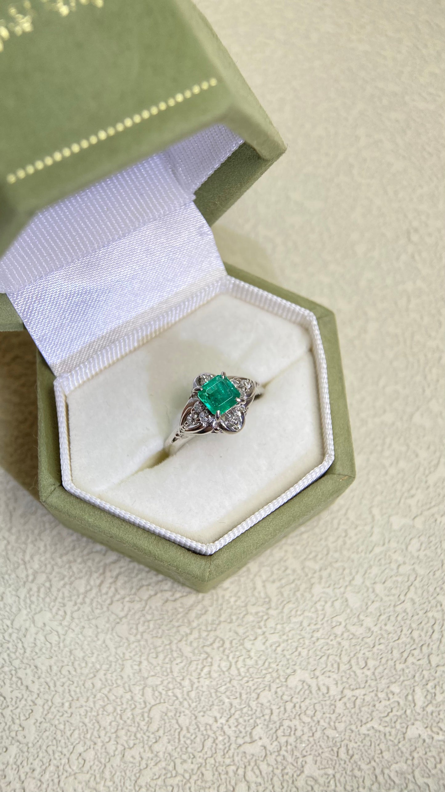 Pt900プラチナ＆エメラルド＆ダイヤモンドリング｜エメラルド0.48ct、ダイヤモンド0.10ct｜日本製ヴィンテージエステートジュエリー-BOGT