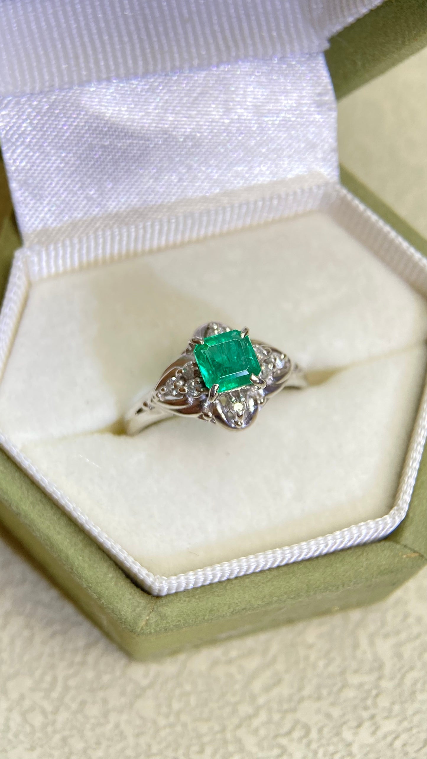 Pt900プラチナ＆エメラルド＆ダイヤモンドリング｜エメラルド0.48ct、ダイヤモンド0.10ct｜日本製ヴィンテージエステートジュエリー-BOGT