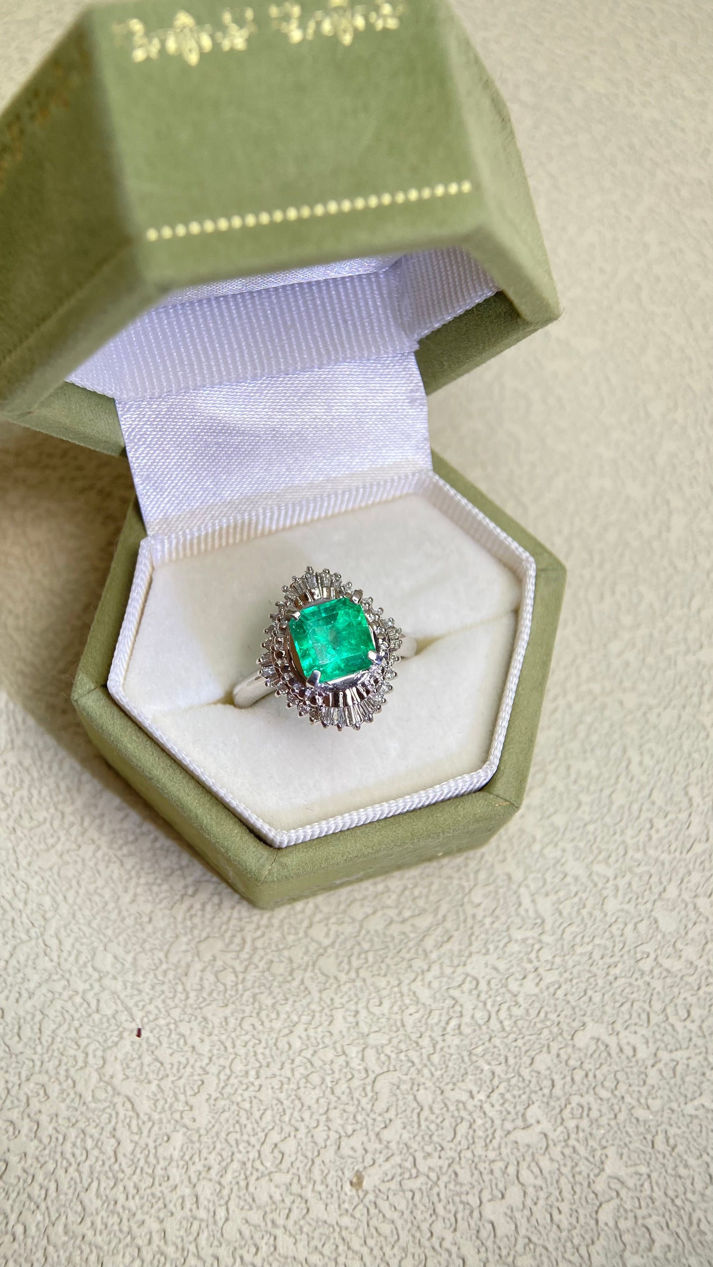 Pt900プラチナ＆エメラルド＆ダイヤモンドリング｜エメラルド1.53カラット｜ダイヤモンド0.30カラット｜日本製ヴィンテージエステートジュエリー-BQVV