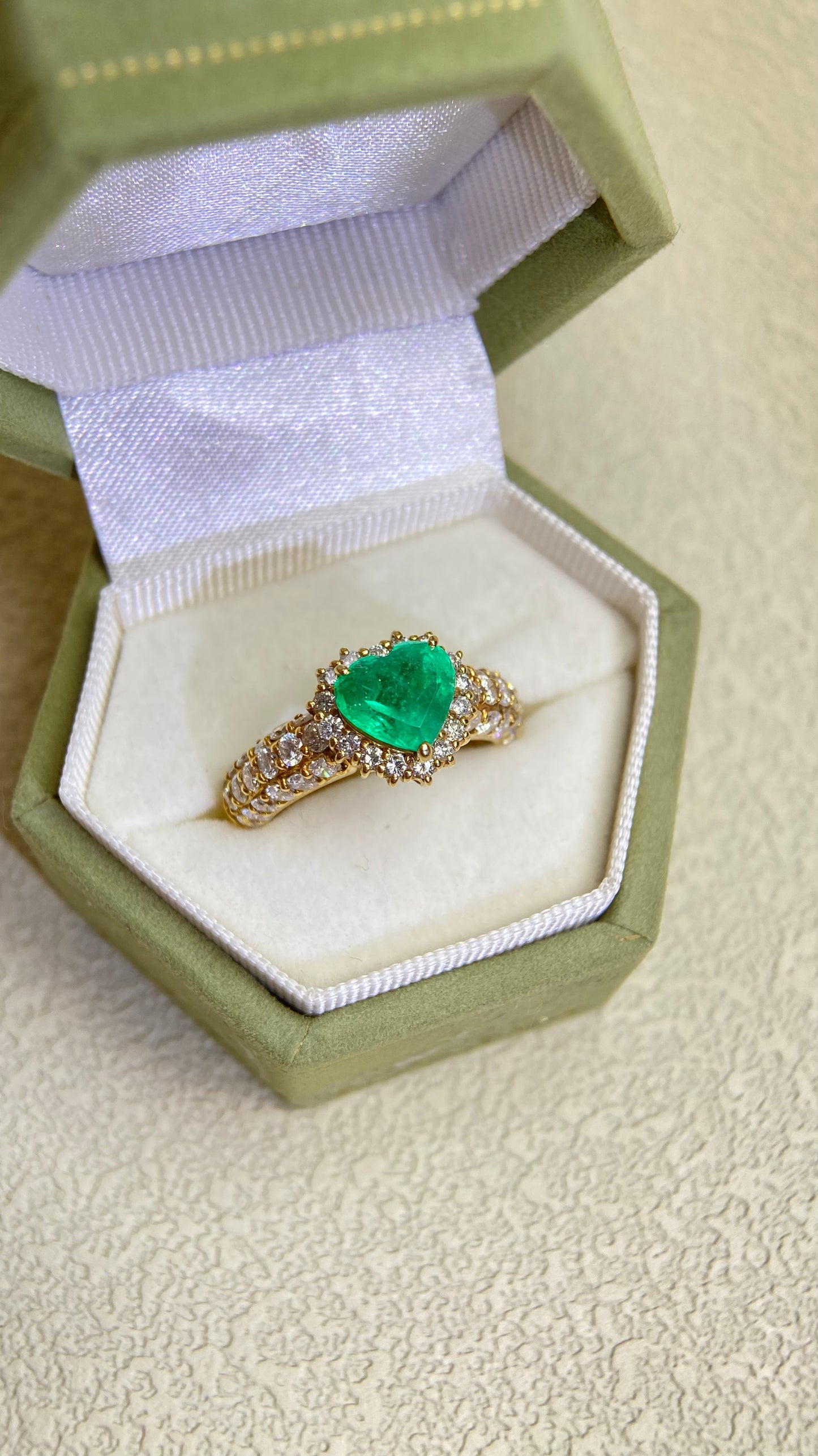 K18ゴールド＆エメラルドダイヤモンドリング｜エメラルド1.44ct、ダイヤモンド0.80ct｜日本製ヴィンテージエステートジュエリー-BPEG