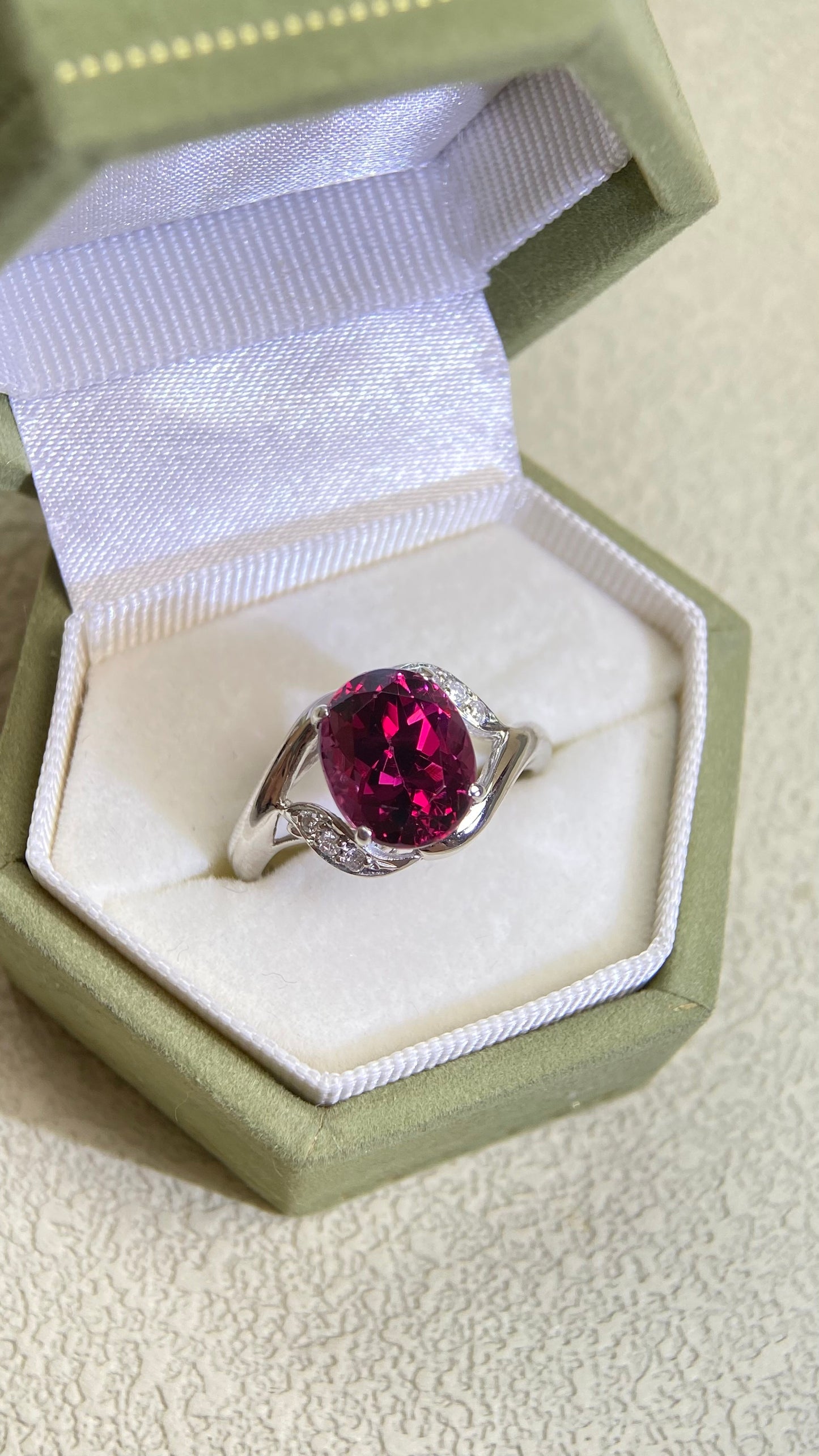 Pt900 Platinum&Garnet and Diamond Ring | Garnet 4.15ct | Diamond 0.06ct | Japanese Vintage Estate Jewelry-BPFU