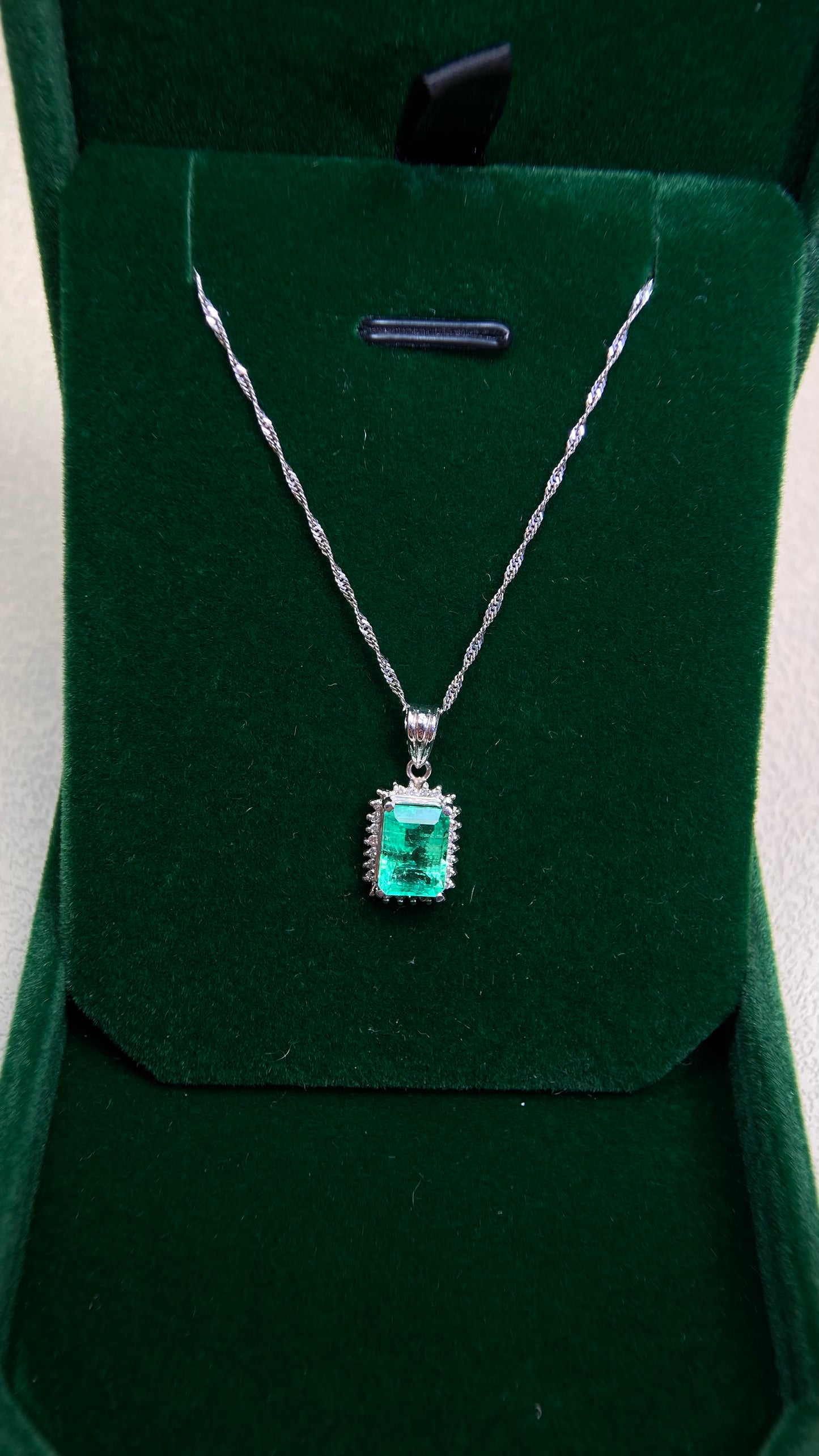Pt900 platinum/Pt850 platinum&Emerald&Diamond Necklace| Emerald: 1.47ct｜Diamonds：0.10ct｜Japanese Vintage Estate Jewelry -BCHT