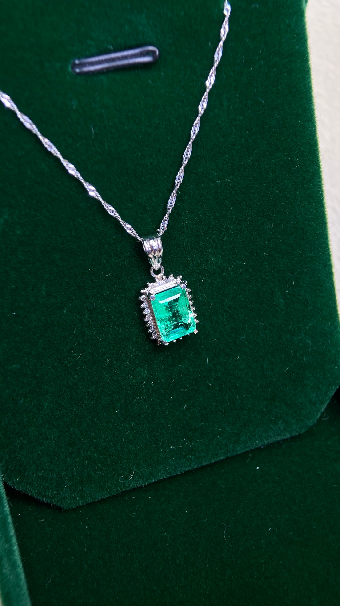 Pt900 platinum/Pt850 platinum&Emerald&Diamond Necklace| Emerald: 1.47ct｜Diamonds：0.10ct｜Japanese Vintage Estate Jewelry -BCHT