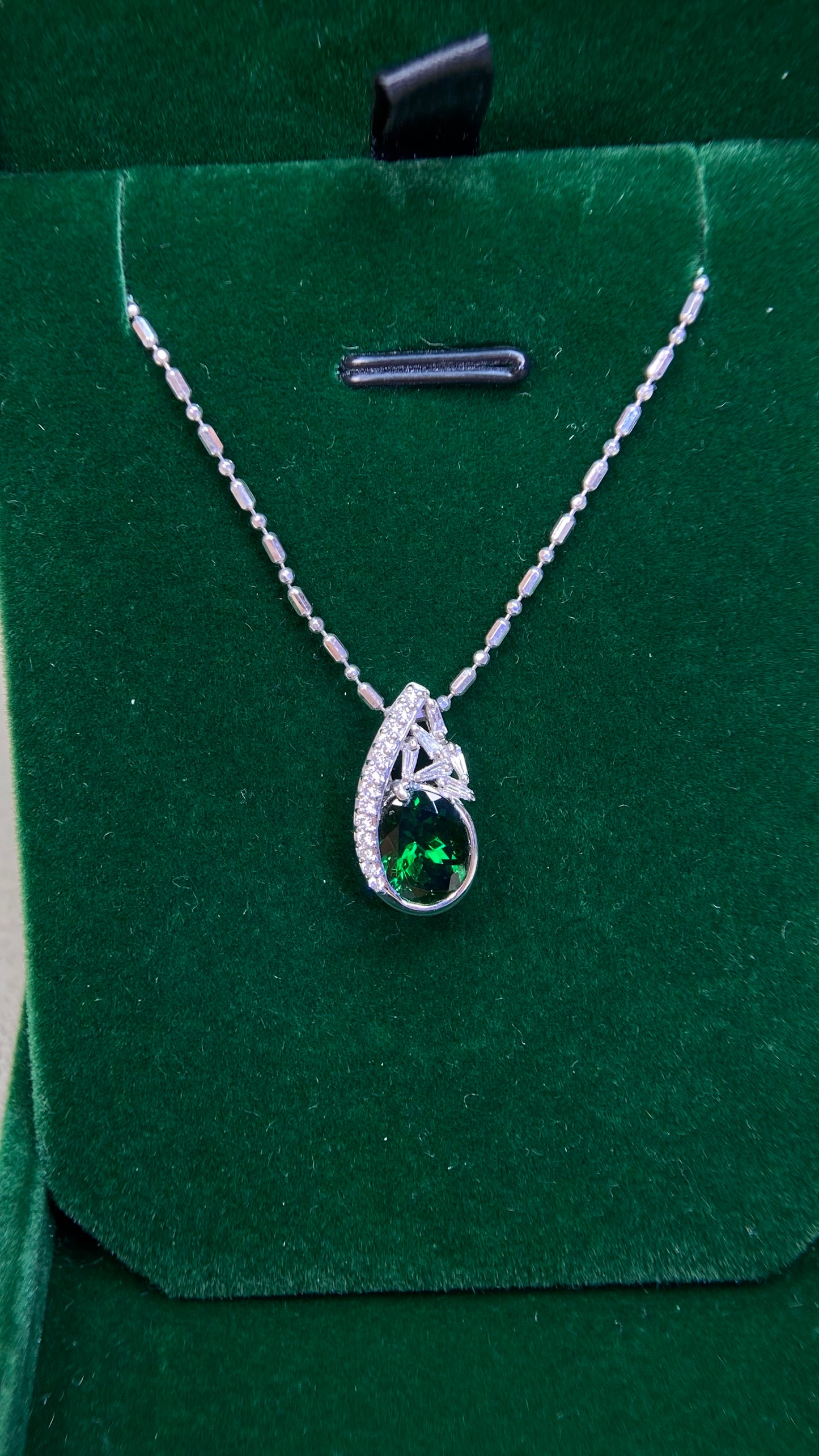 Pt900 Platinum/Pt850 Platinum&Tsavorite Garnet Necklace| Tsavorite Garnet: 1.96ct｜Diamonds：0.14ct｜Japanese Vintage Estate Jewelry -BOER