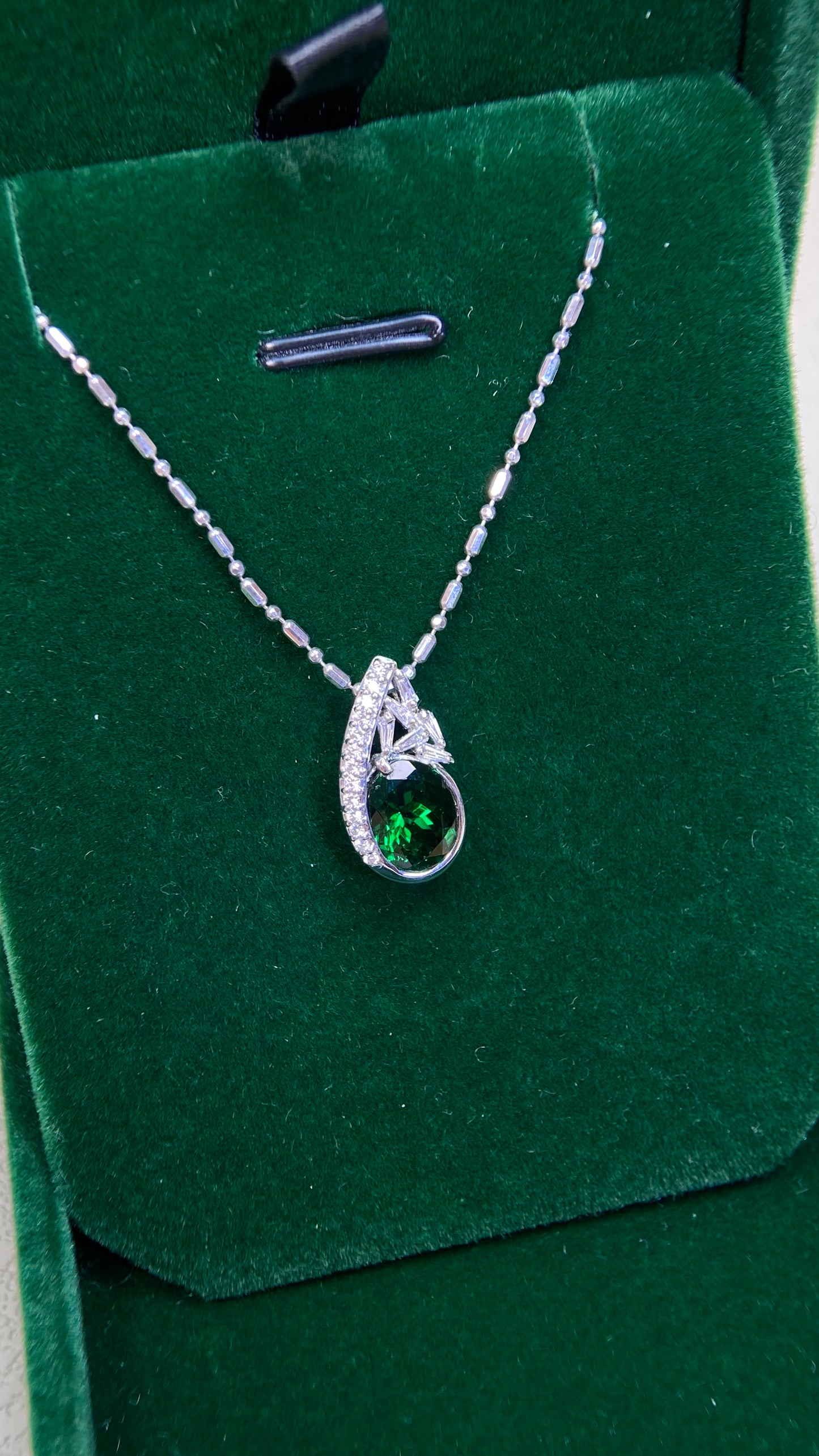 Pt900 Platinum/Pt850 Platinum&Tsavorite Garnet Necklace| Tsavorite Garnet: 1.96ct｜Diamonds：0.14ct｜Japanese Vintage Estate Jewelry -BOER