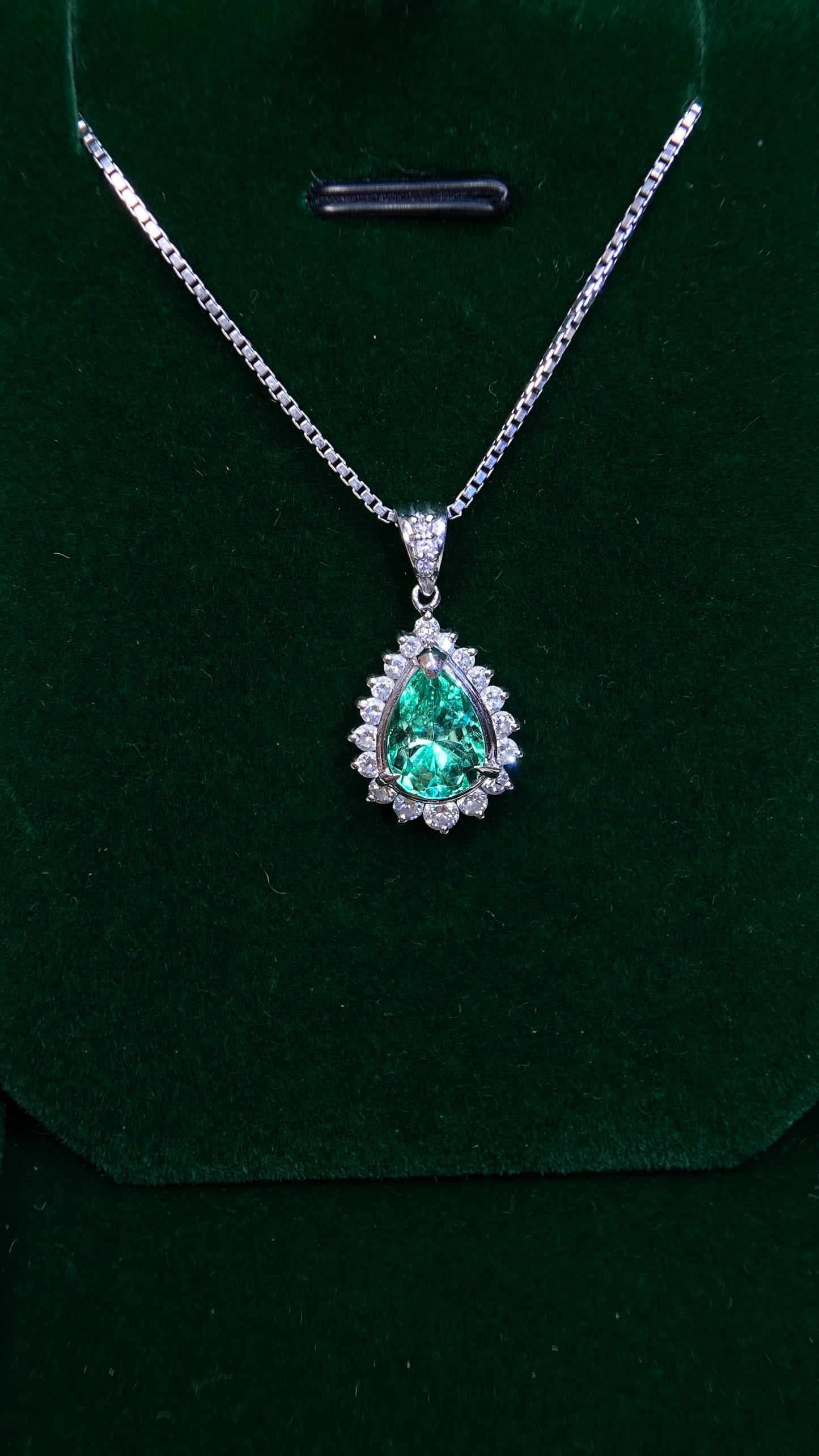 Pt900 platinum/Pt850 platinum&Emerald&Diamond Necklace| Emerald: 1.54ct｜Diamonds：0.50ct｜Japanese Vintage Estate Jewelry -BOUC