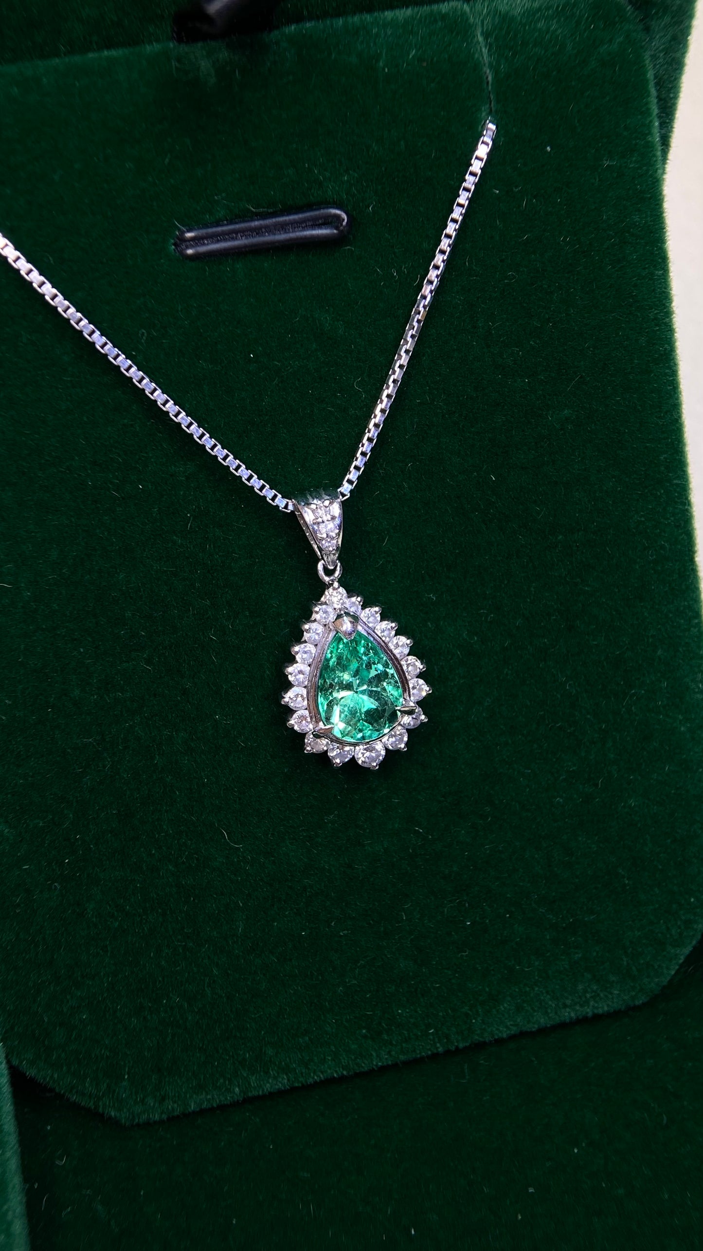 Pt900 platinum/Pt850 platinum&Emerald&Diamond Necklace| Emerald: 1.54ct｜Diamonds：0.50ct｜Japanese Vintage Estate Jewelry -BOUC
