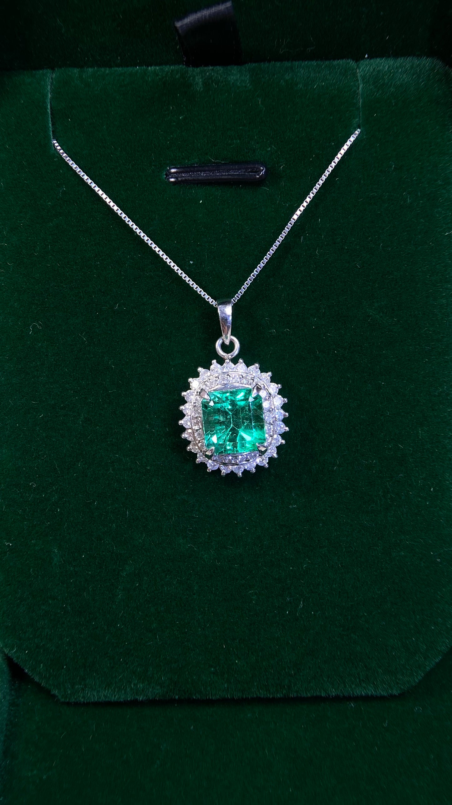 Pt900 platinum/Pt850 platinum&Emerald&Diamond Necklace| Emerald: 2.28ct｜Diamonds：0.60ct｜Japanese Vintage Estate Jewelry -ADIX