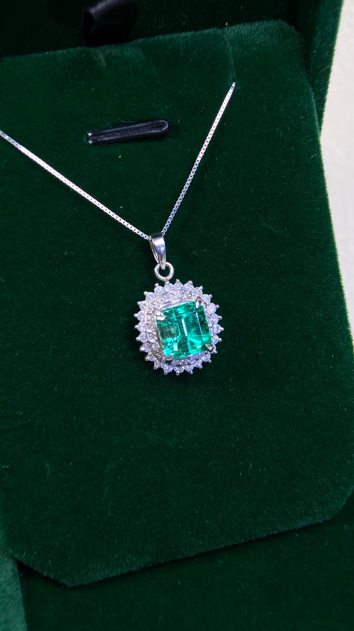 Pt900 platinum/Pt850 platinum&Emerald&Diamond Necklace| Emerald: 2.28ct｜Diamonds：0.60ct｜Japanese Vintage Estate Jewelry -ADIX