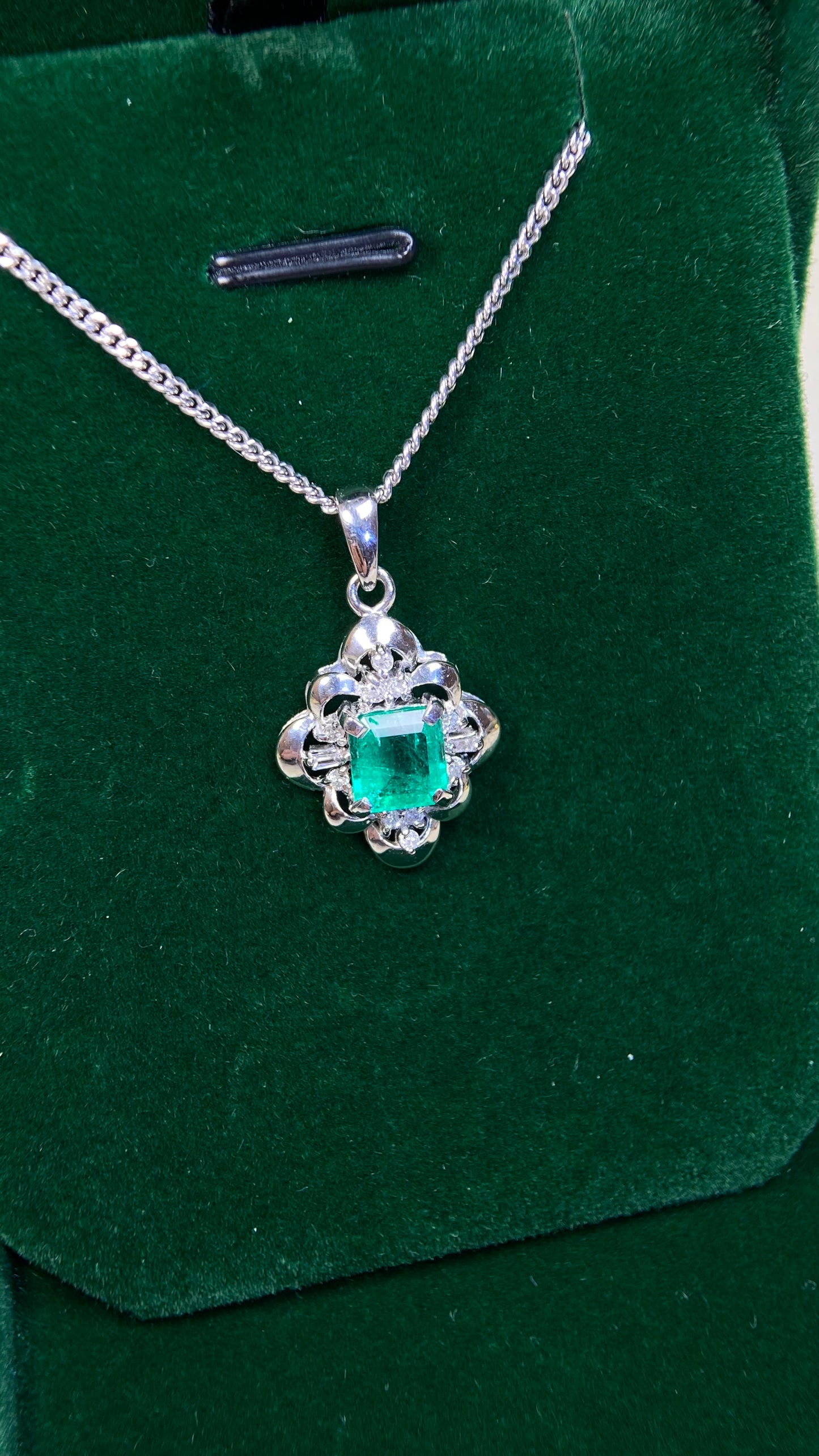 Pt900 platinum/Pt850 platinum&Emerald&Diamond Necklace| Emerald: 1.12ct｜Diamonds：0.12ct｜Japanese Vintage Estate Jewelry -BQNU