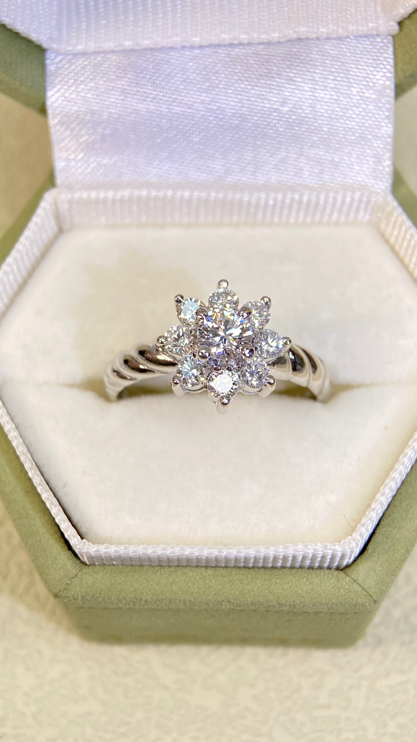 Pt900 Platinum&Diamond Ring| Diamond:0.261ct | Diamonds:0.42ct|Japanese Vintage Estate Jewelry -BSCL2841