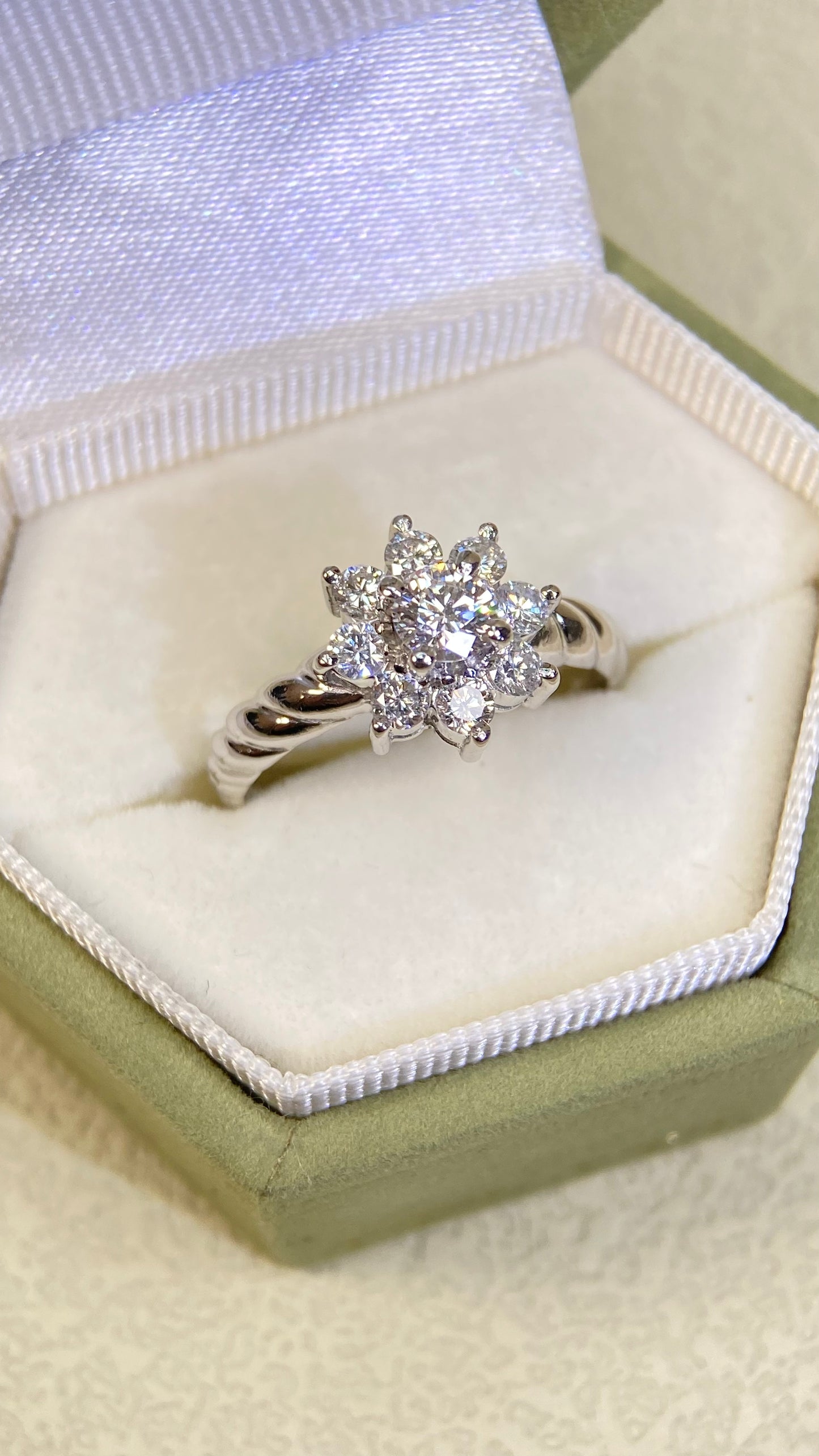Pt900 Platinum&Diamond Ring| Diamond:0.261ct | Diamonds:0.42ct|Japanese Vintage Estate Jewelry -BSCL2841