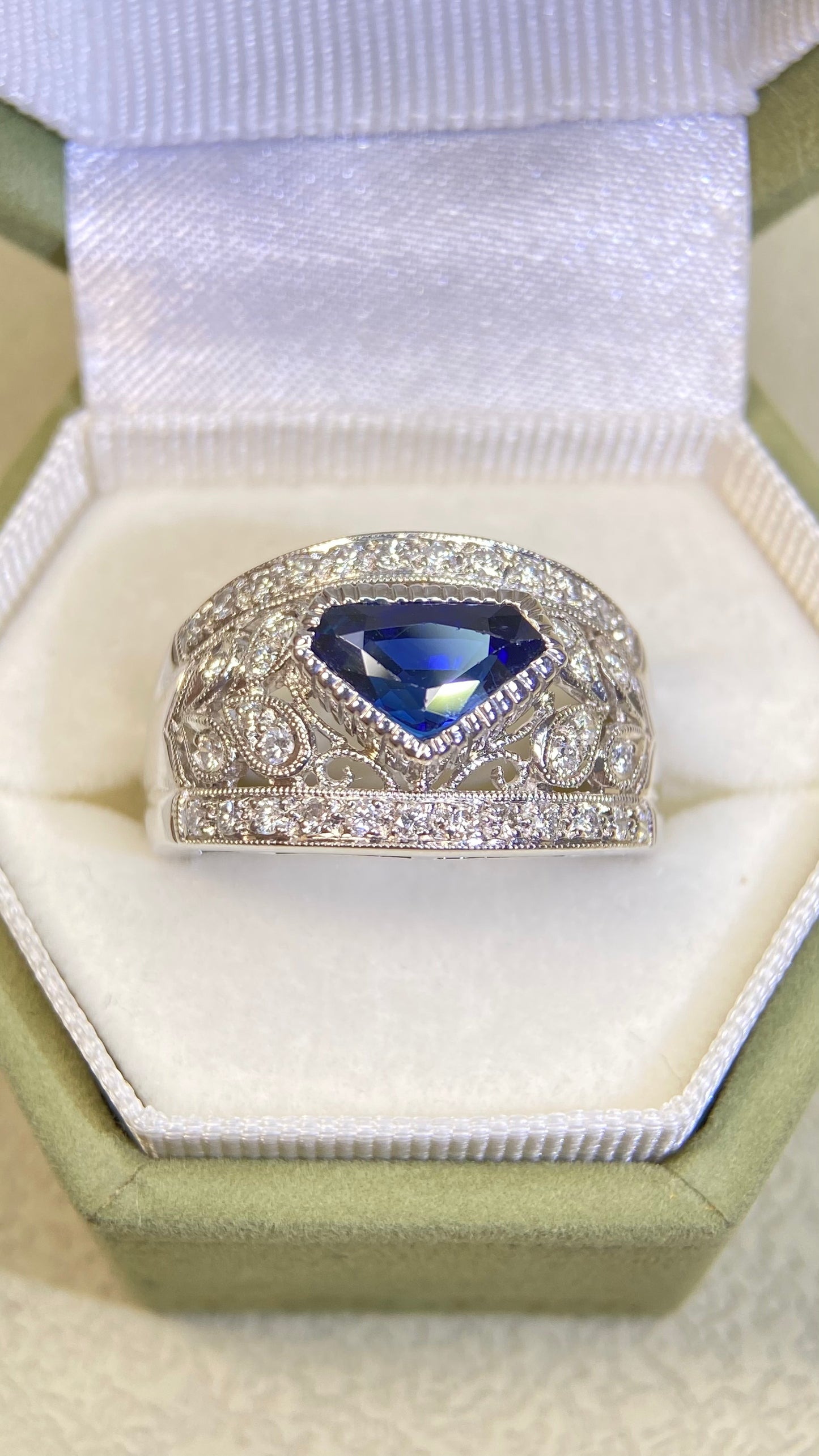 Pt900 Platinum&Sapphire&Diamond Ring| Sapphire:1.86ct  Madagascar| Diamonds：0.43ct | Japanese Vintage Estate Jewelry -BRMU282
