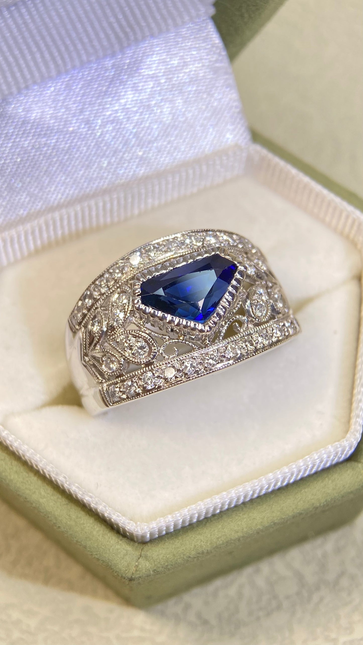 Pt900 Platinum&Sapphire&Diamond Ring| Sapphire:1.86ct  Madagascar| Diamonds：0.43ct | Japanese Vintage Estate Jewelry -BRMU282