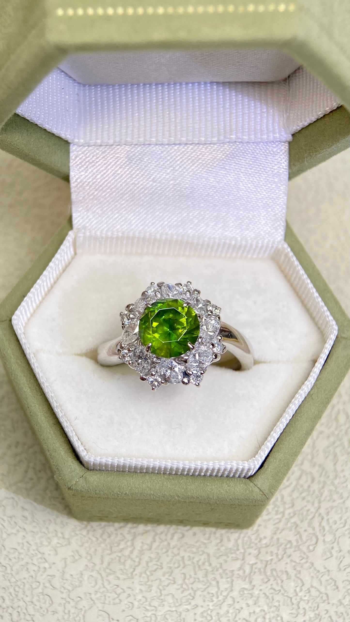 Pt900 Platinum&Demantoid&Diamond Ring| Demantoid:1.78ct Russia | Diamonds：0.88ct | Japanese Vintage Estate Jewelry -BRMU2825