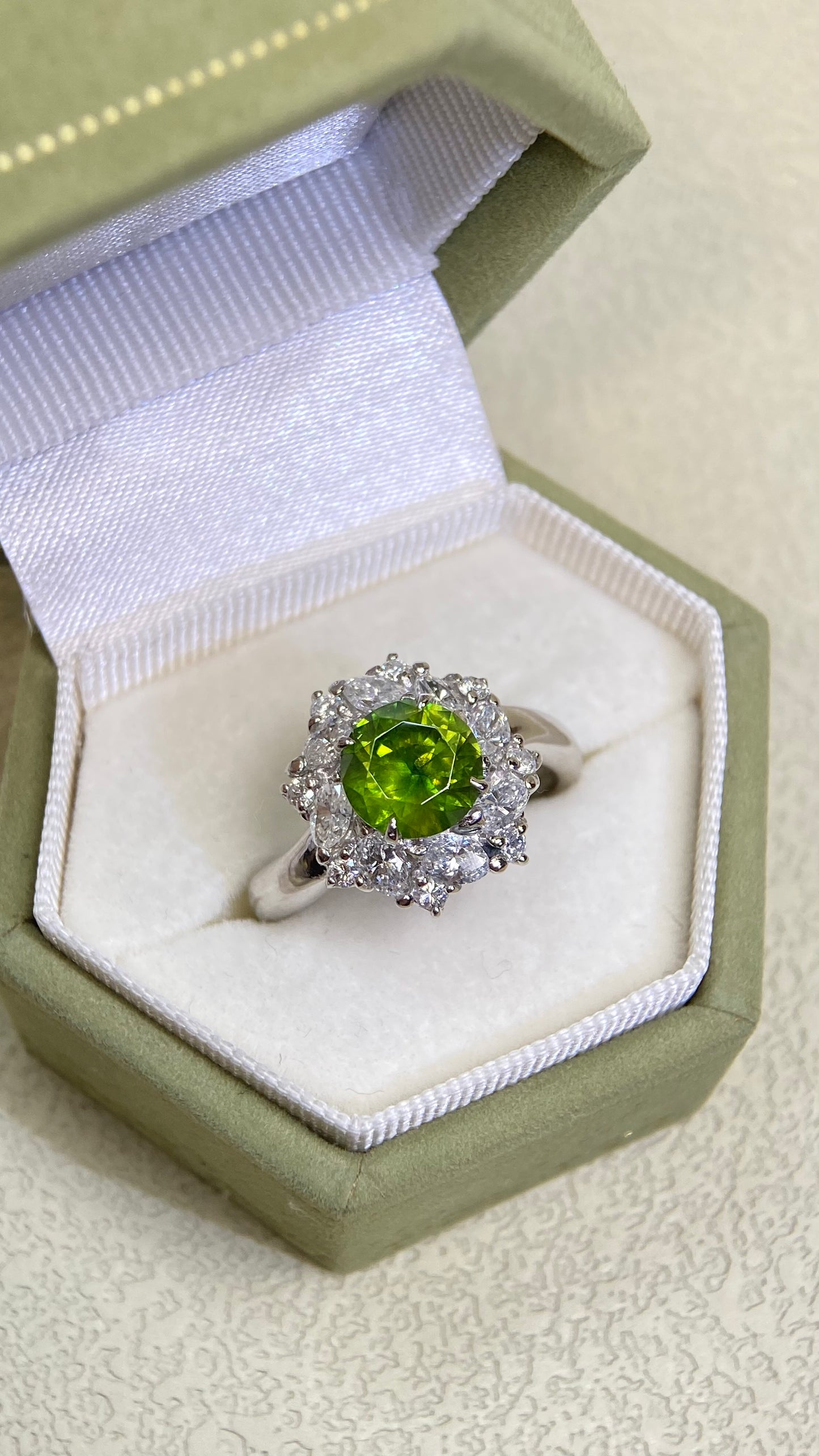 Pt900 Platinum&Demantoid&Diamond Ring| Demantoid:1.78ct Russia | Diamonds：0.88ct | Japanese Vintage Estate Jewelry -BRMU2825