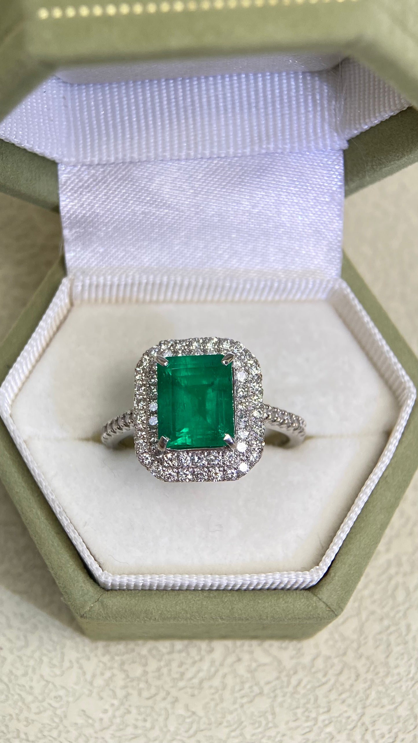 Pt900 Platinum&Emerald&Diamond Ring| Emerald:2.30ct Colombian-MUZO Green| Diamonds：0.57ct | Japanese Vintage Estate Jewelry -BRUA2580