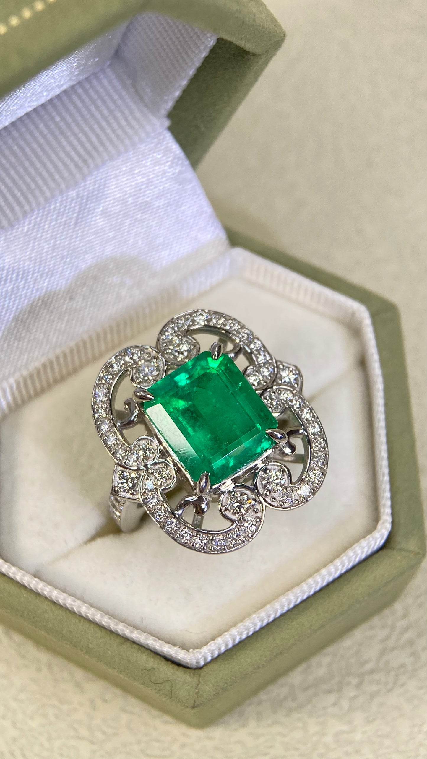 Pt900 Platinum&Emerald&Diamond Ring| Emerald:3.53ct | Diamonds：0.68ct | Japanese Vintage Estate Jewelry -BSDZ2882
