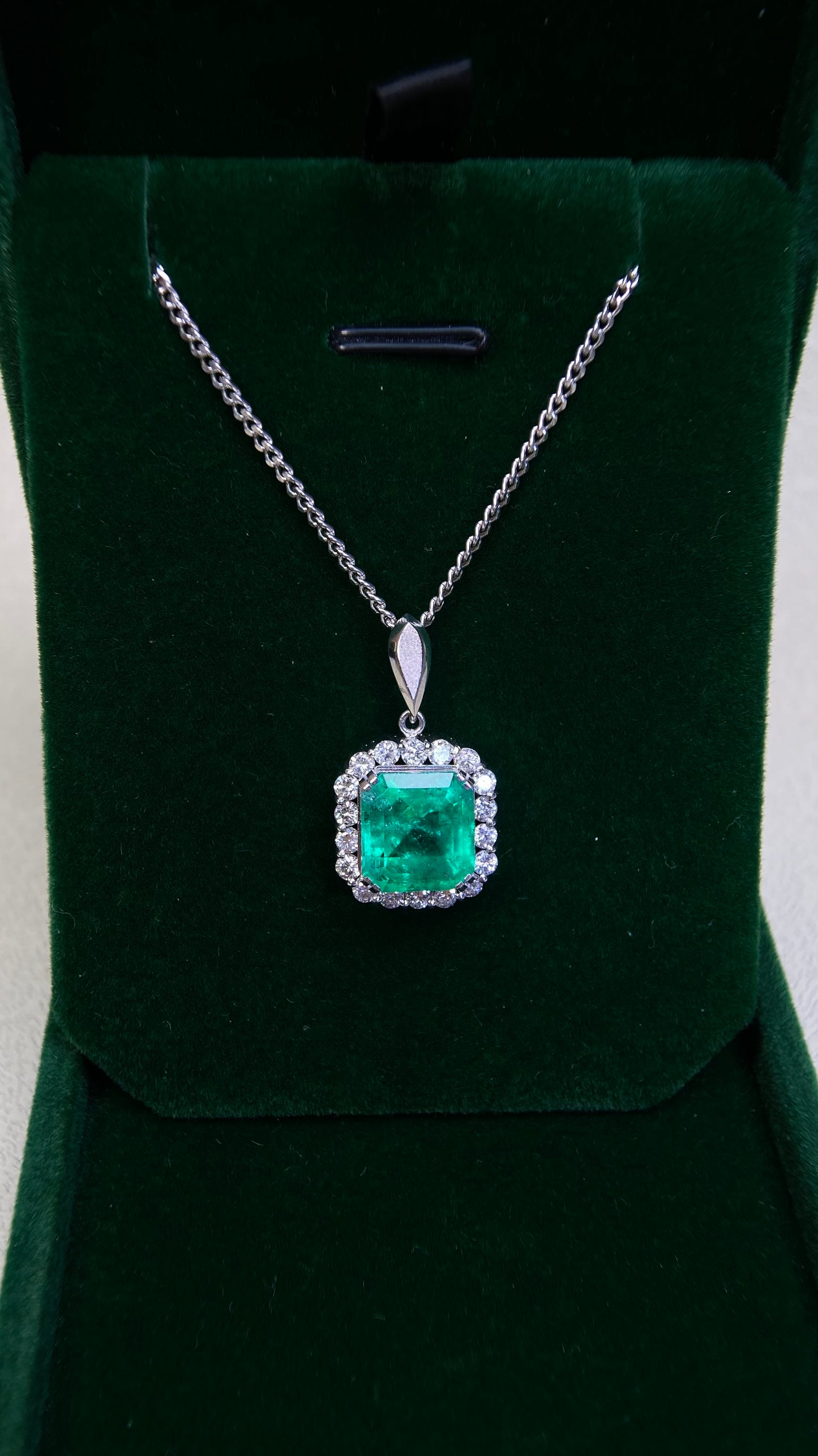 Pt900 platinum/Pt850 platinum&Emerald&Diamond Necklace| Emerald:  4.88ct｜Diamonds：0.80ct｜Japanese Vintage Estate Jewelry -BRUT2599