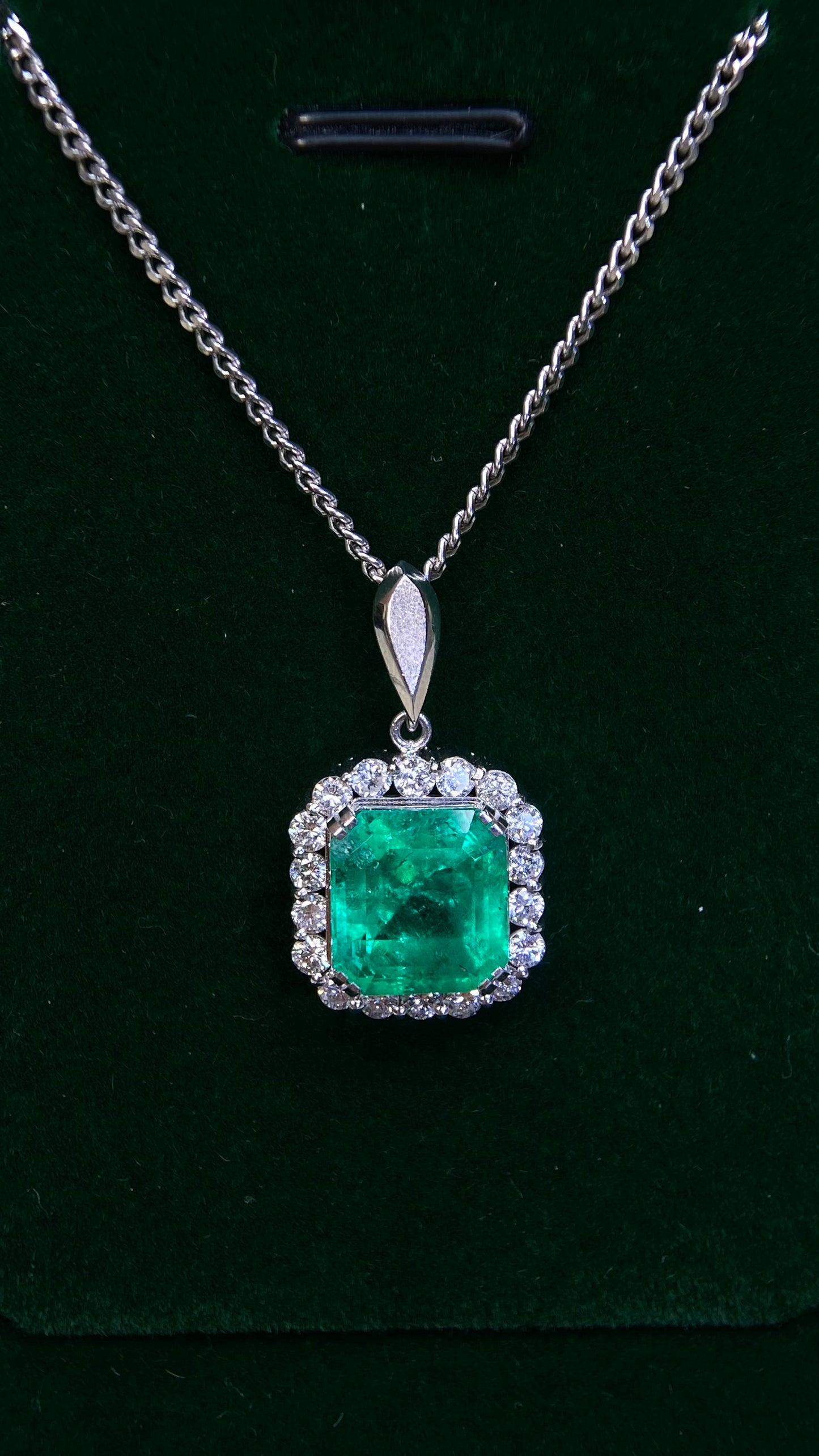 Pt900 platinum/Pt850 platinum&Emerald&Diamond Necklace| Emerald:  4.88ct｜Diamonds：0.80ct｜Japanese Vintage Estate Jewelry -BRUT2599