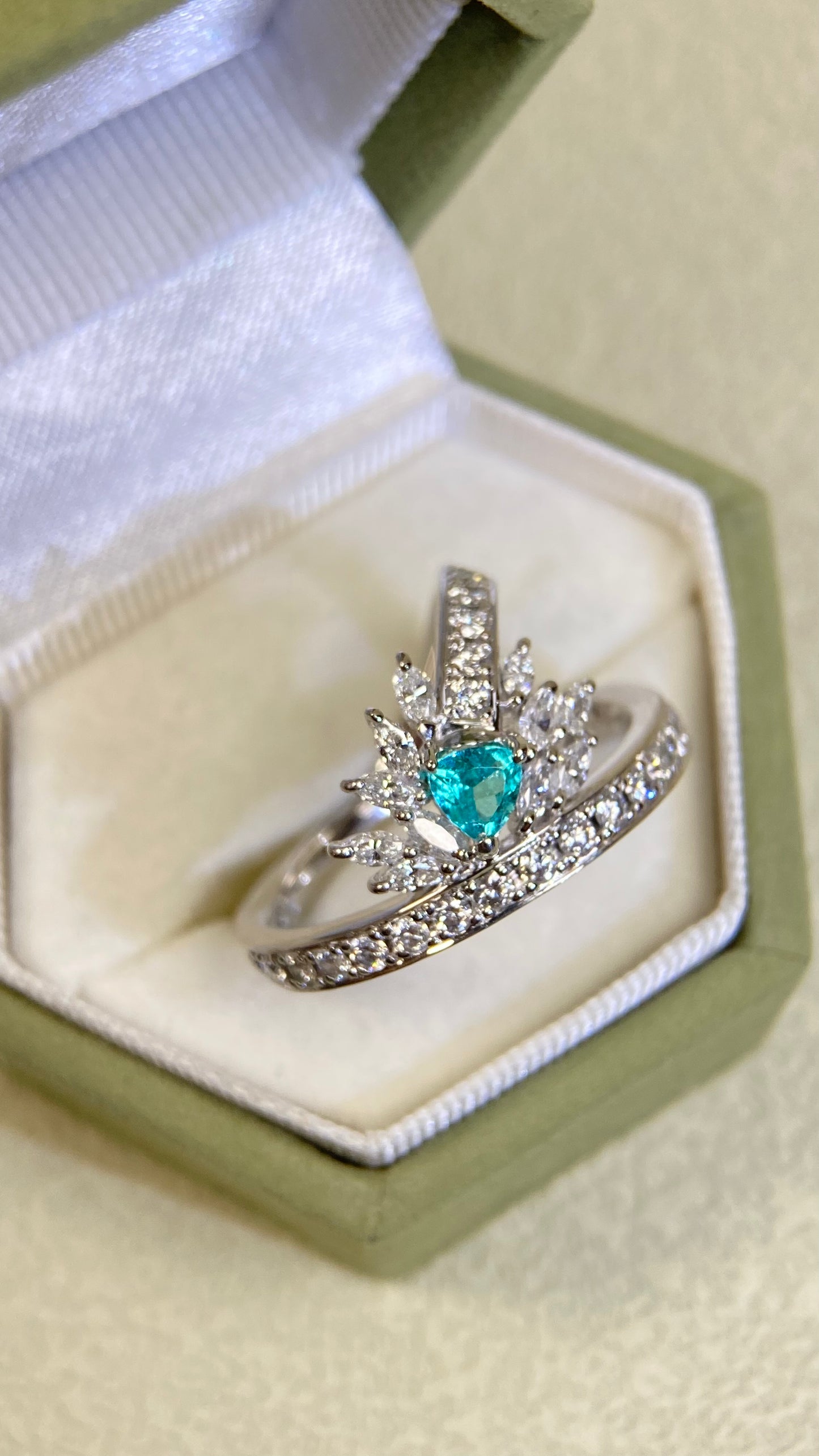 Pt900 Platinum&Paraiba&Diamond Ring| Paraiba:0.222ct | Diamonds:0.56/0.40ct | Japanese Vintage Estate Jewelry -BSLF3115