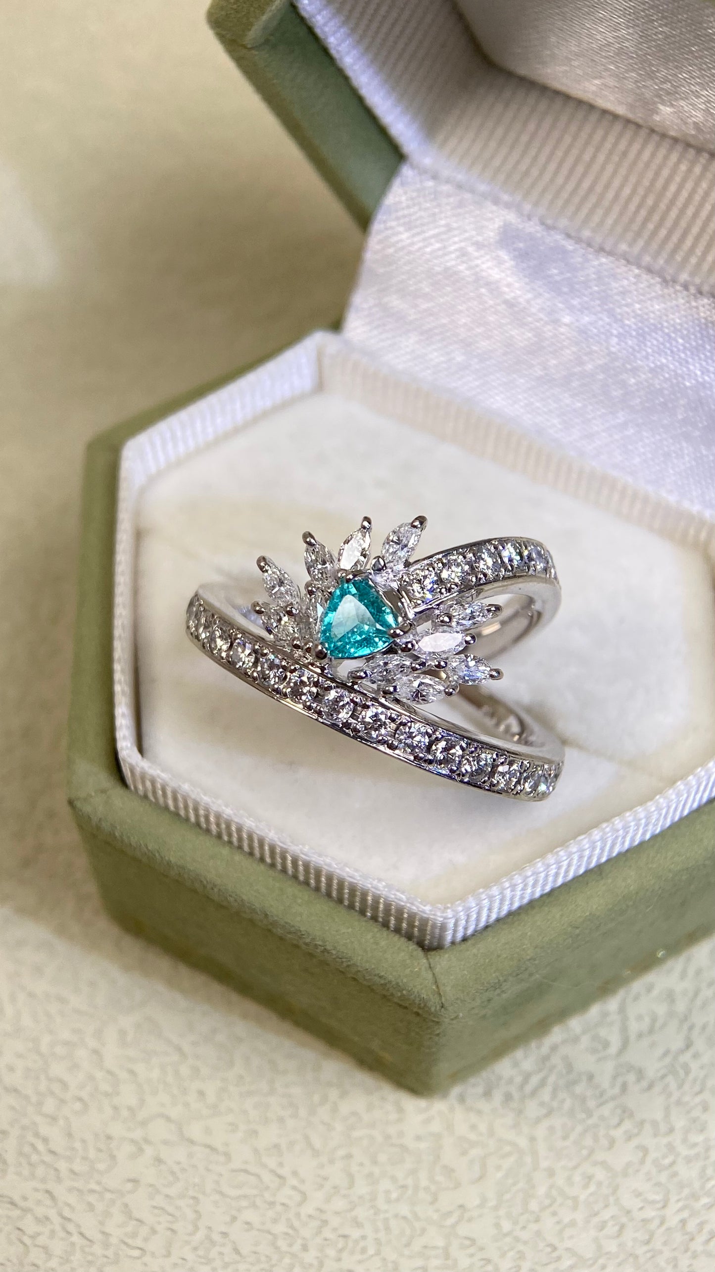 Pt900 Platinum&Paraiba&Diamond Ring| Paraiba:0.222ct | Diamonds:0.56/0.40ct | Japanese Vintage Estate Jewelry -BSLF3115